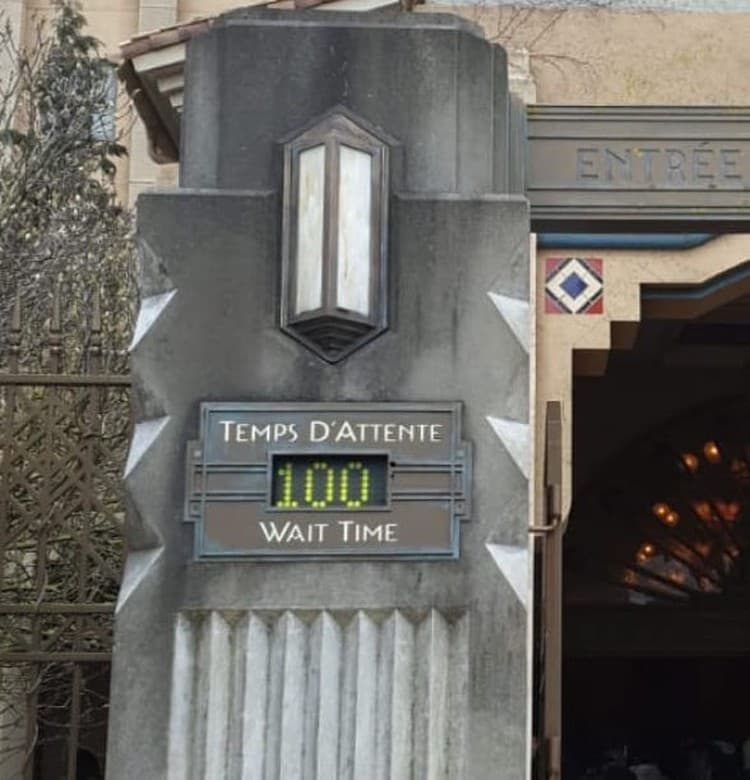 Табло ожидания показывает 100 минут перед входом